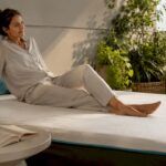 Una mujer se recuesta sobre el colchón para relajarse.