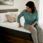 Una mujer revisa qué tan cómodo y firme es un colchón en su habitación