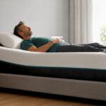 Hombre descansando sobre un colchón hecho a medida, con la espalda perfectamente alineada