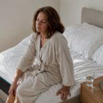 Una mujer se despereza con sueño en la comodidad de su habitación.
