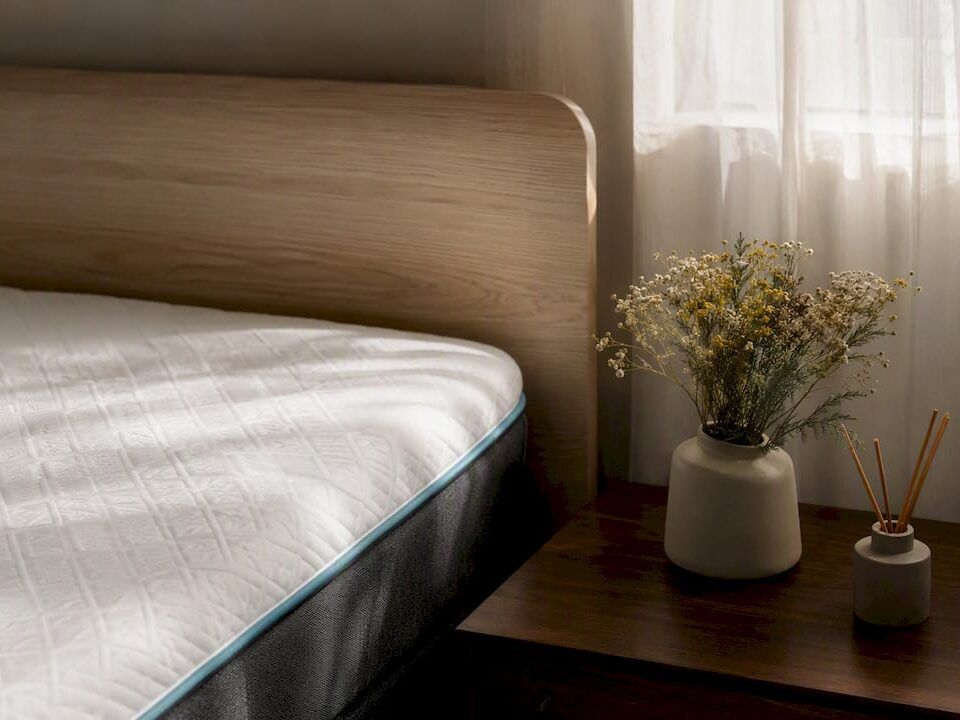 Colchón con relieve en un dormitorio tranquilo