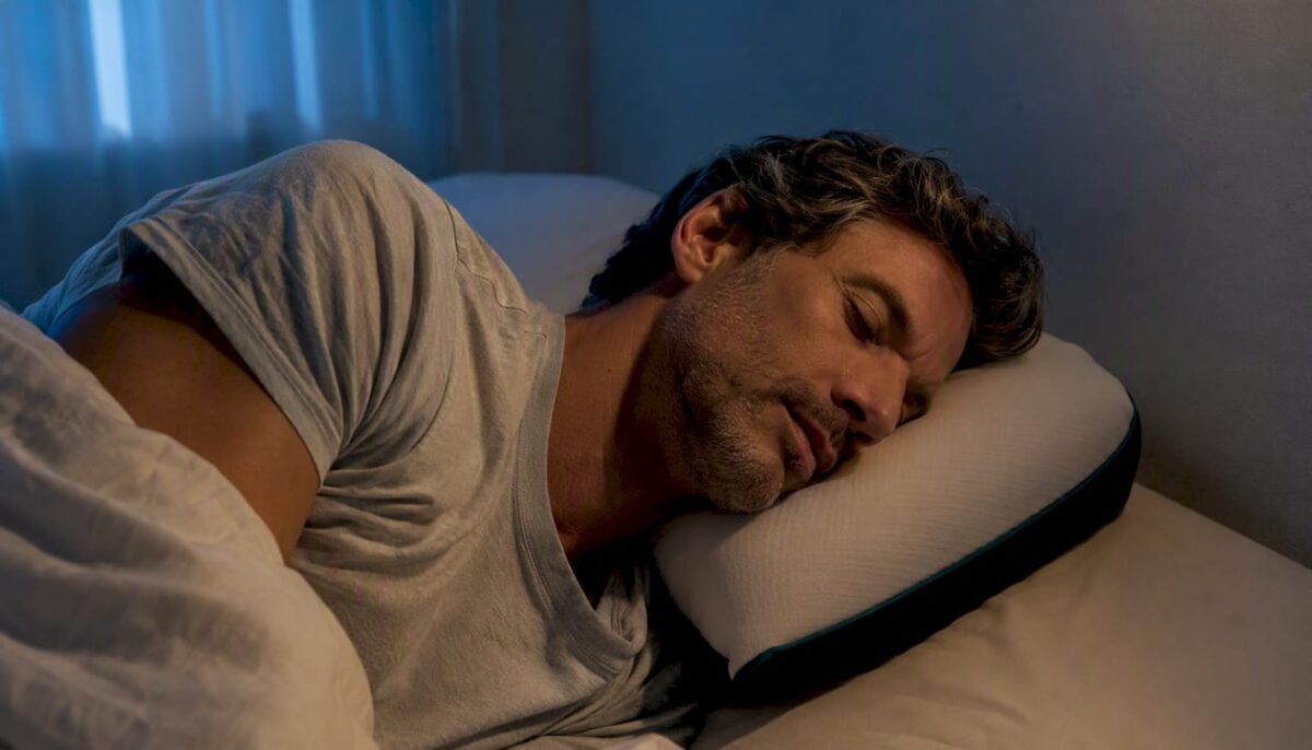 Cuello en posición adecuada sobre almohada cervical