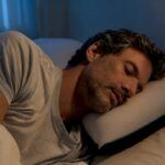 Cuello en posición adecuada sobre almohada cervical