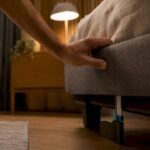 Persona comprobando la estructura de una cama que hace ruido